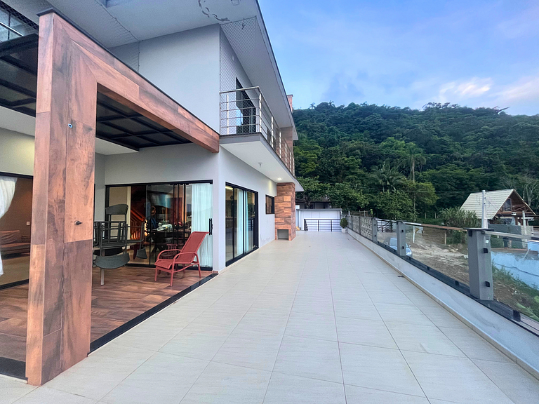 Pedaço do paraíso/Casa da colina/Praias & Trilhas