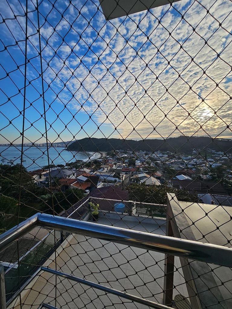 Pedaço do paraíso/Casa da colina/Praias & Trilhas
